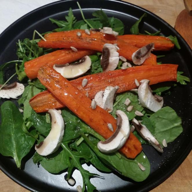 Salade de carottes rôties, feuilles d'épinard sauce cumin et miel